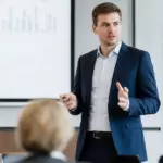 Исследователь представляет результаты на научном семинаре