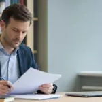 Официальный оппонент изучает диссертацию